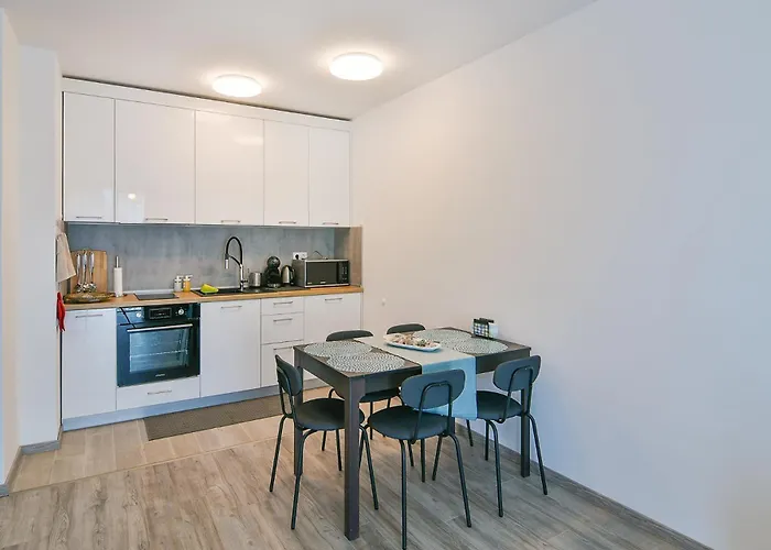 דירה Free Parking Flats With Wifi And Pool וארנה